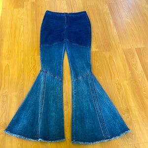 Sz 4/6 (tag L) women’s bell bottom blue jeans 70s boho vibe have stretch hippie